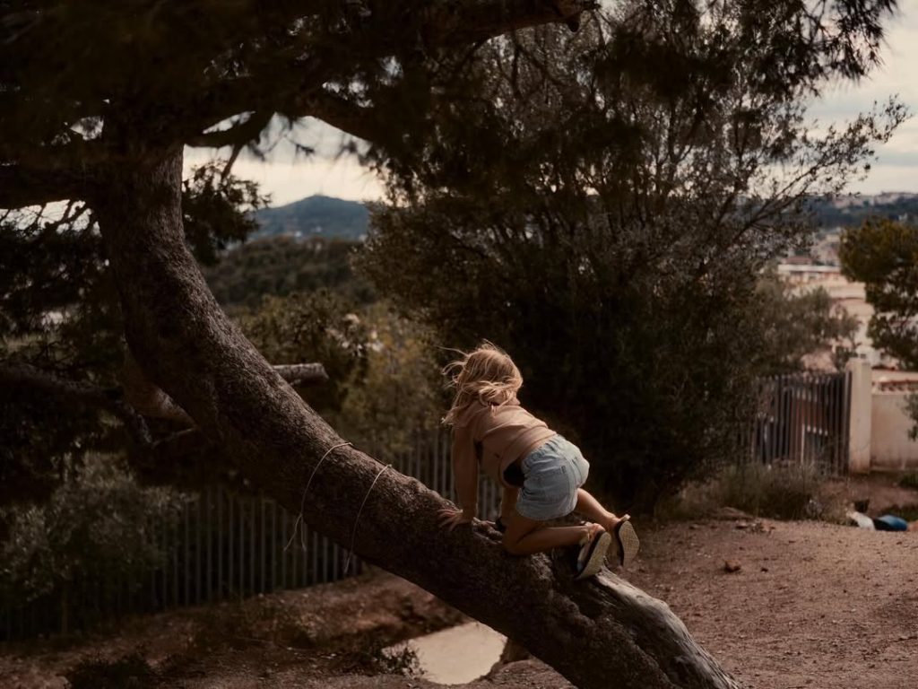 Fotografia de Roger March Enfilant la intantesa, Park Güell (Barcelona) 2024.